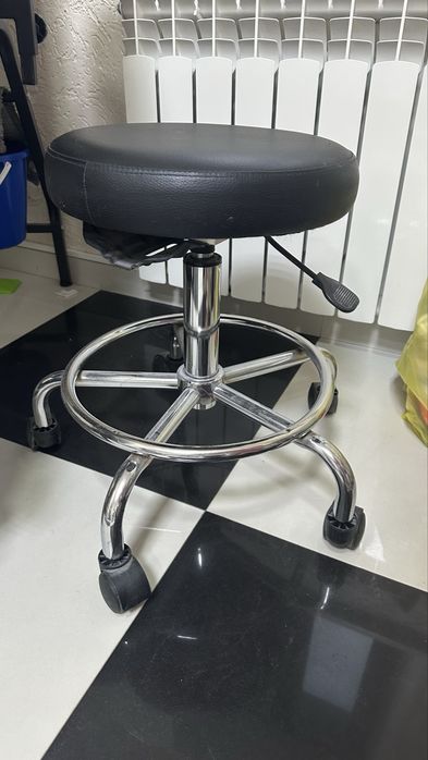 Продам маникюрный стол и студ на колесиках