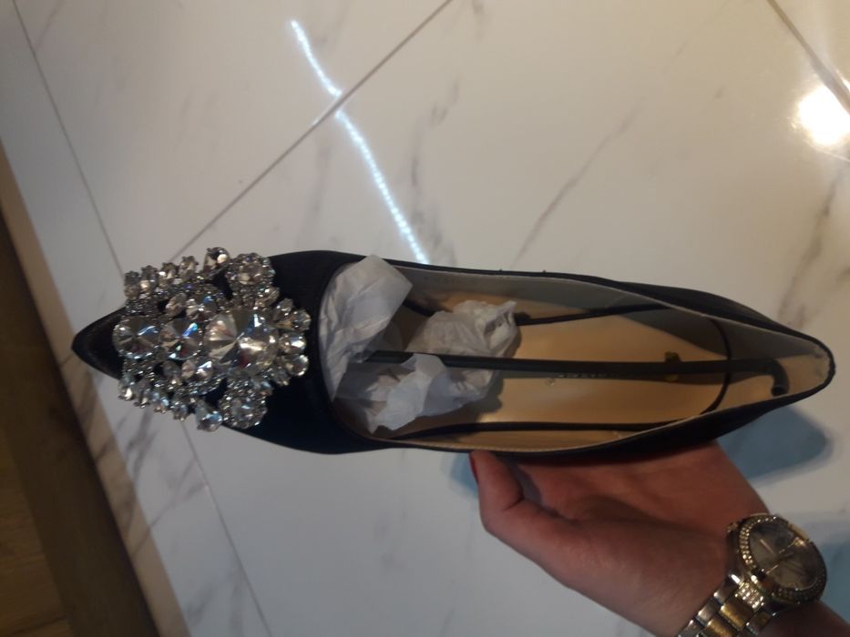 Продавам нови черни обувки