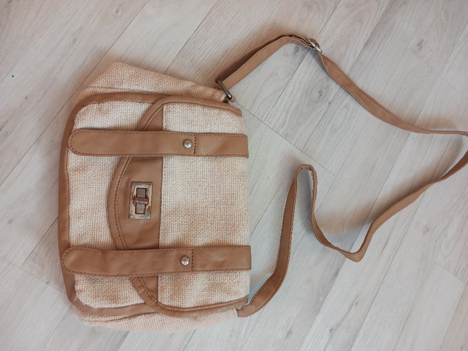 ДАМСКА ЧАНТА бежава с кафяви детайли