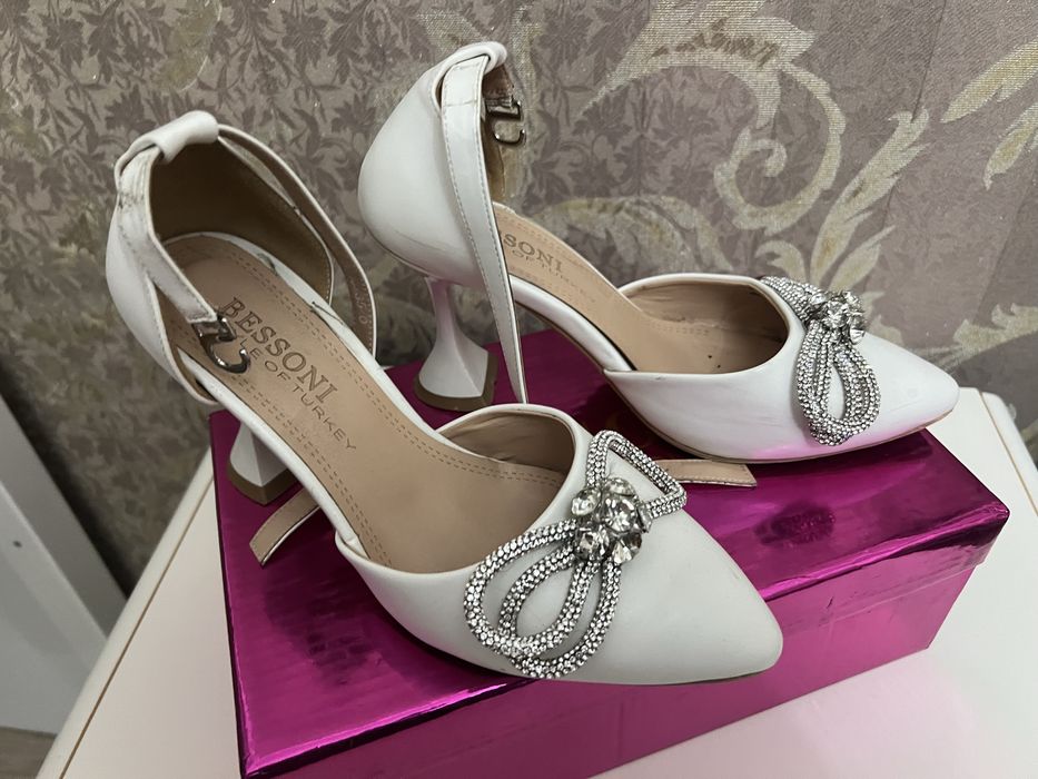 Женская обувь туфли.