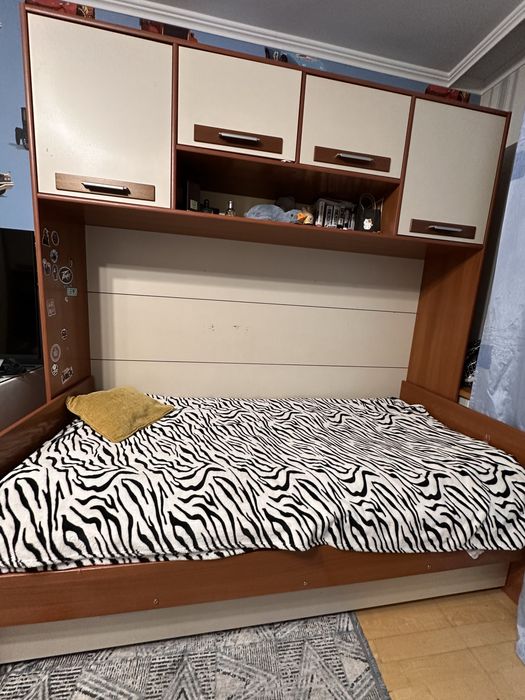 продам кровать с полками из натурального дерева