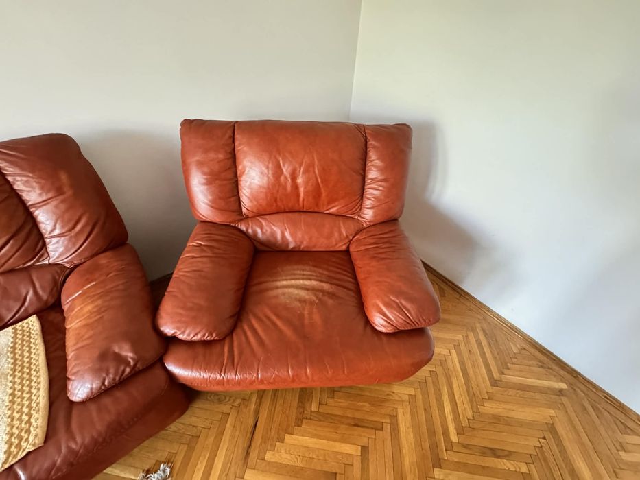 Set canapea si fotoliu din piele rosie uzata
