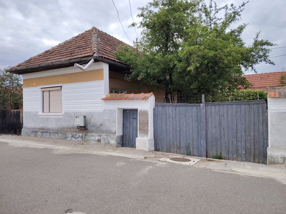 Vând casă la poalele munților Făgăraș cu teren de 635 mp în satul Copăcel, judetul Brașov