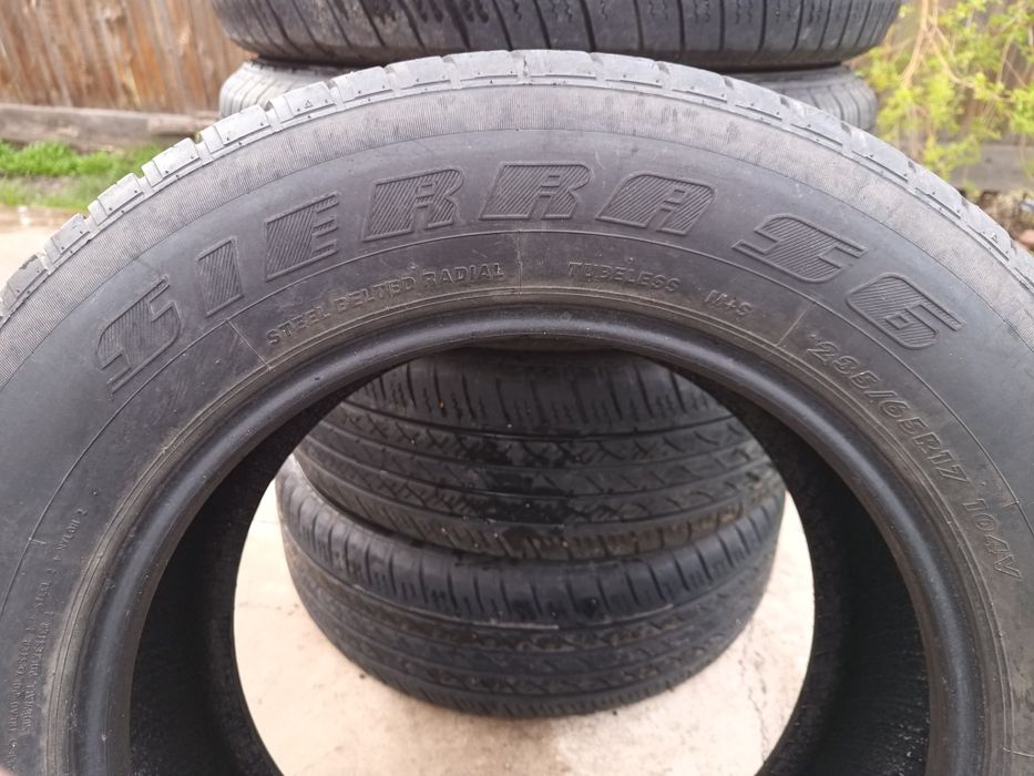 Продам летнюю резину 235 65 r17.