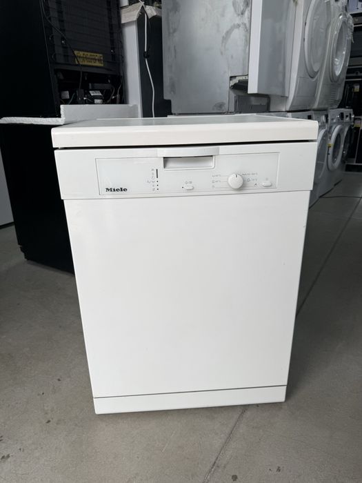 Свободно стояща съдомиялна MIELE 60/см с три кошници.