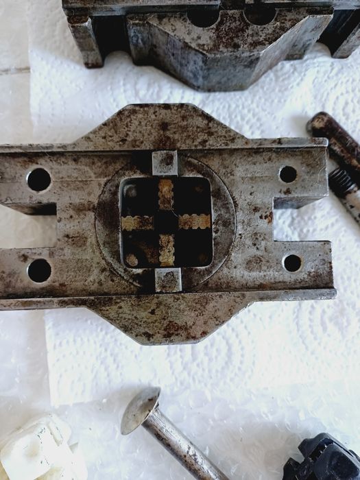 Пресформа за отливане  пластм. крепежни елементи за мебели търговско