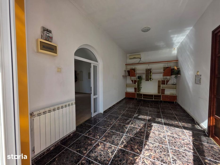 Casă în Roman, zonă centrală, suprafață 140 mp, 4 camere spațioase