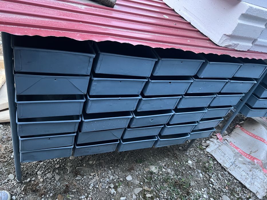 Dulapuri, rafturi cu sertare si butoaie de 220 l