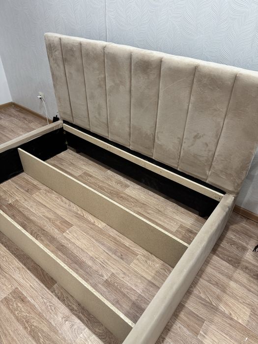 Кровать двуспальная с матрасом
