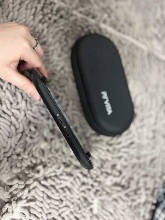 Продам прошитую  ps vita