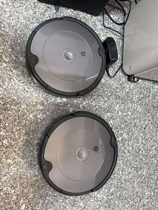 Vand 2 aspiratoare robot stricate