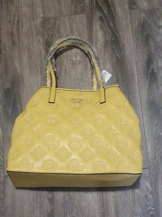 Geanta Guess, noua cu etichetă