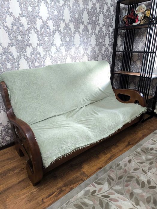 Продам диван дерево