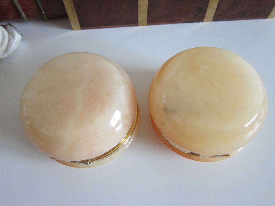 cadou rar  Caseta cutie alabastru natural pictat colectie Italia 1970