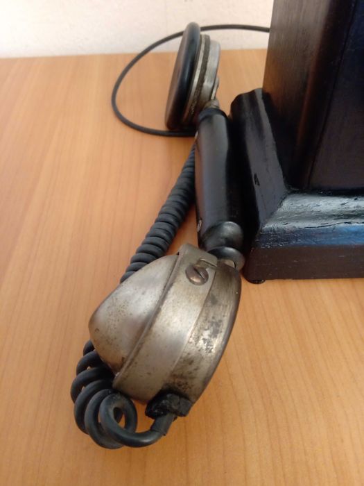 Стар ретро телефон