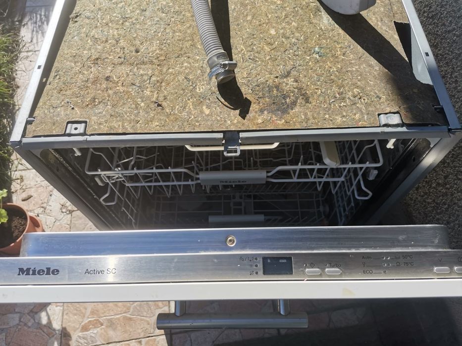 Masina de Spalt Vase Miele 60cm