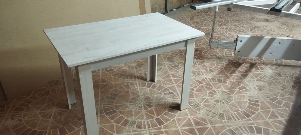 Продам стол и стулья,новые.