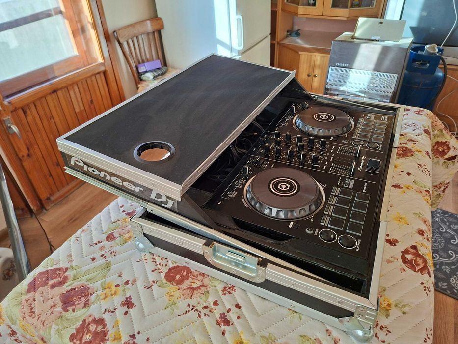 Продава се Controler Pioneer DDJ-RB в перфектно състояние със кейс