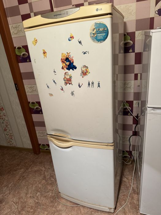 Холодильник старый