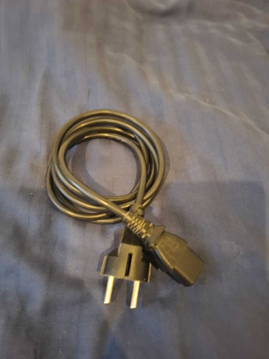 PlayStation 4 PRO Alb | 1TB + 2 Joystick Dualshock 4 Alb (PS4)