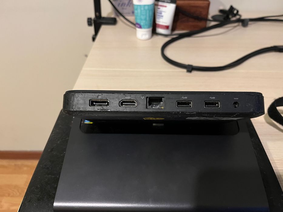 Venue 11 Pro cu Dock și alimentator