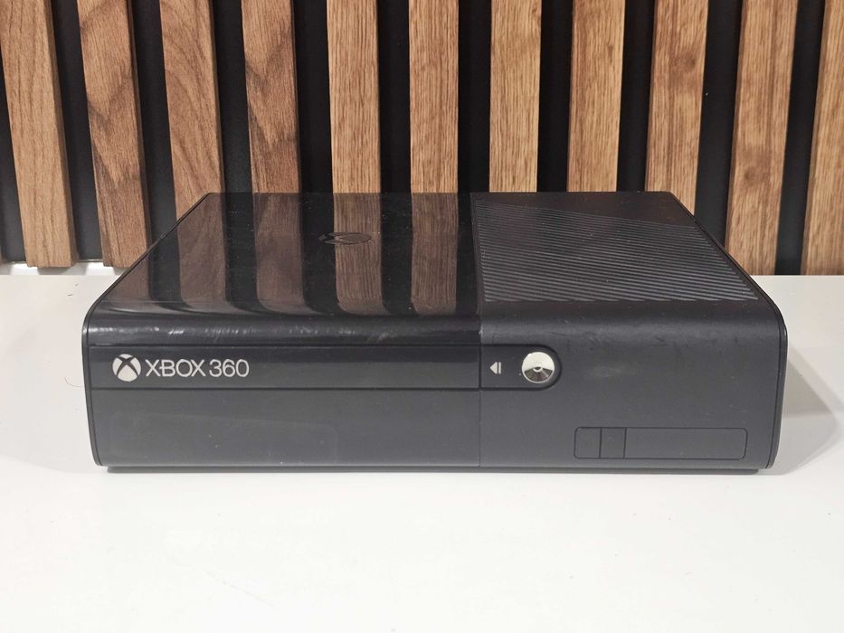 Xbox 360 E 500GB Kinekt + 3 jocuri