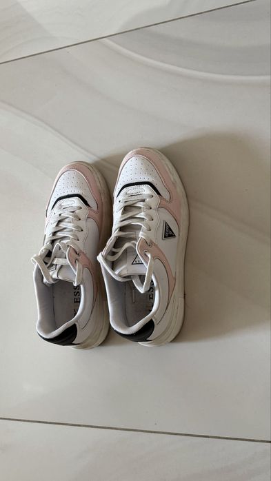 Маратонки Guess в бяло и розово