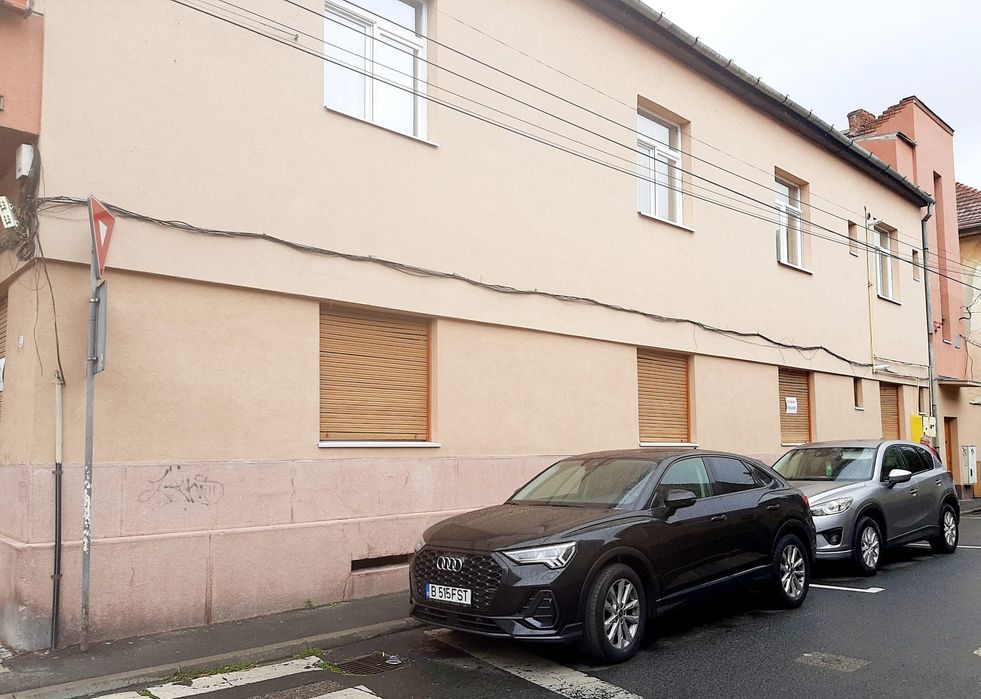 0745-235102. De vânzare apartament la casă str.Ghe.Barițiu, preț 130.000 euro.