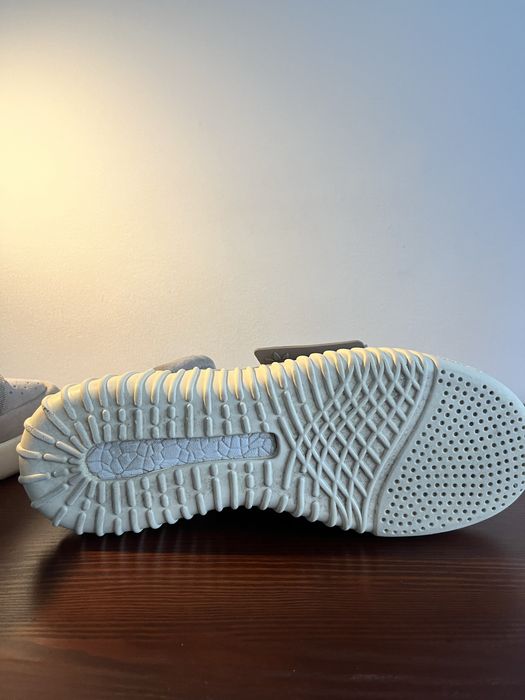 Продам кроссовоки adidas yeezy boost 750. Цена: 20000 тг.