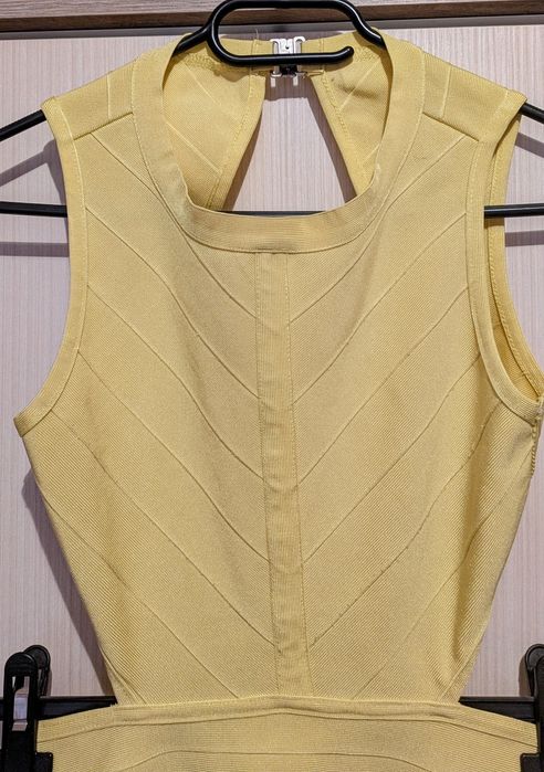 Жълта бандажна мини рокля, изрязана, гол гръб