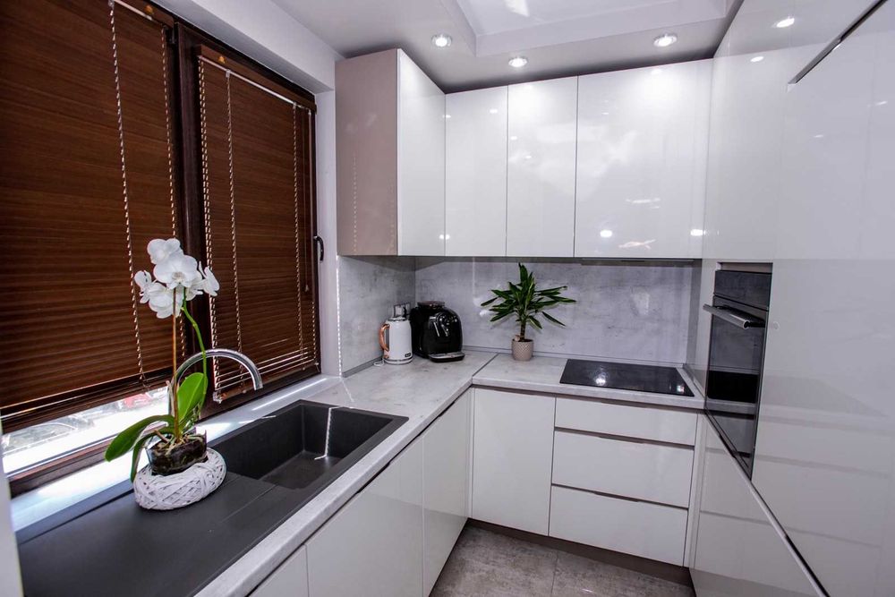 Дава се под наем Тристаен апартамент в Бургас, Център - 90 кв.м за 816 € - Снимка #1