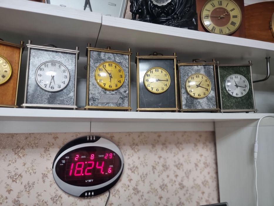 Часы  Молния настольные, производство СССР.