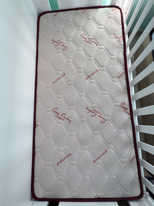 Дървена бебешка кошара с матрак