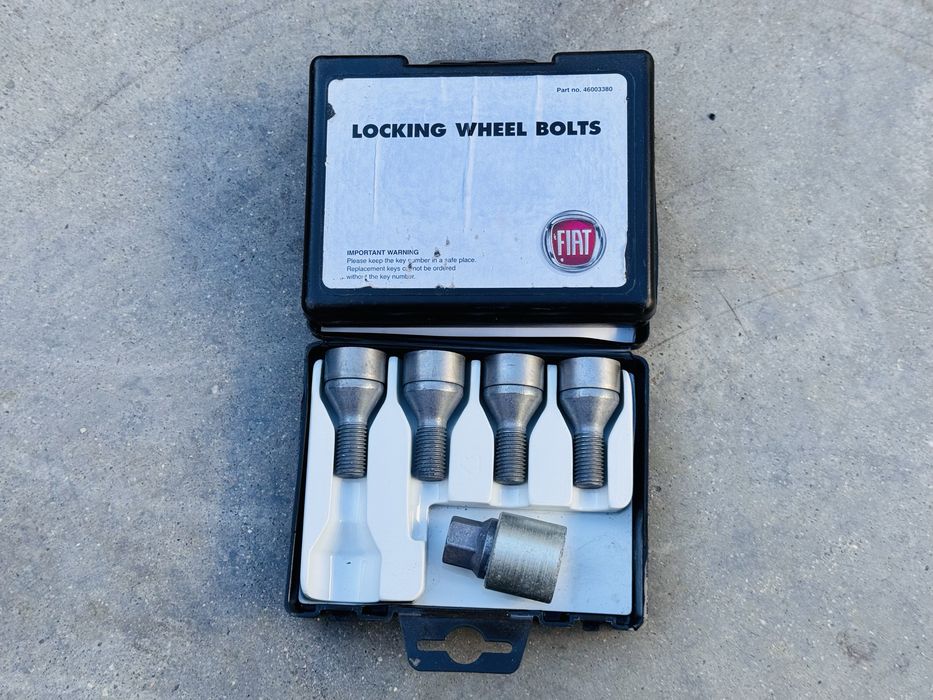 Секретни болтове за Fiat оригинални нови