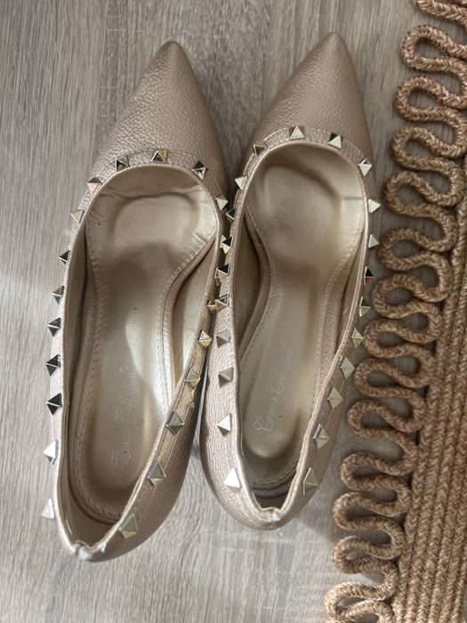 Продавам нови златисти обувки