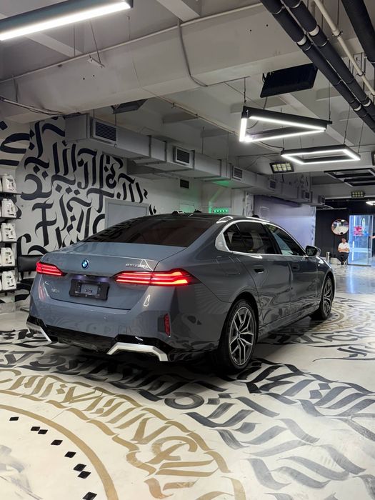 BMW i5 
MSport eDrive 35L