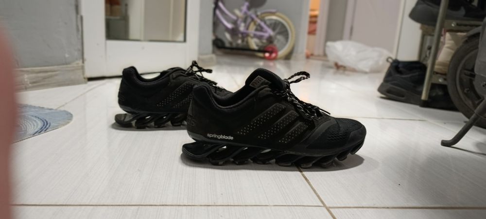 Продавам маратонки adidas spring blade