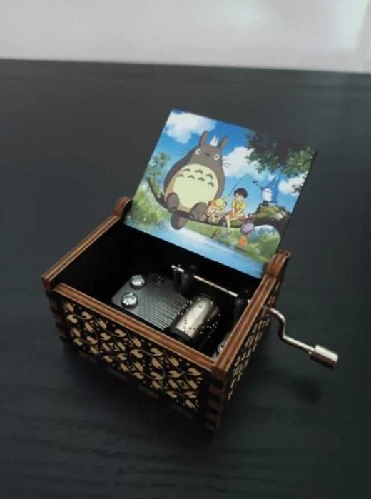 Деревянная музыкальная шкатулка