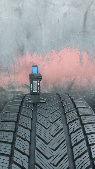 1брой зимна гума  275/35/19 Gripmax 
dot24 
7mm
Много добро състояние