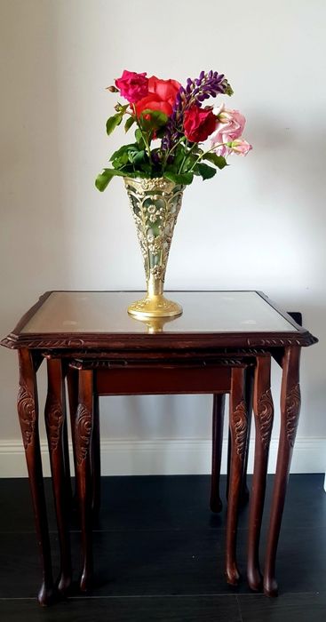 Măsuță veche pentru cafea model deosebit