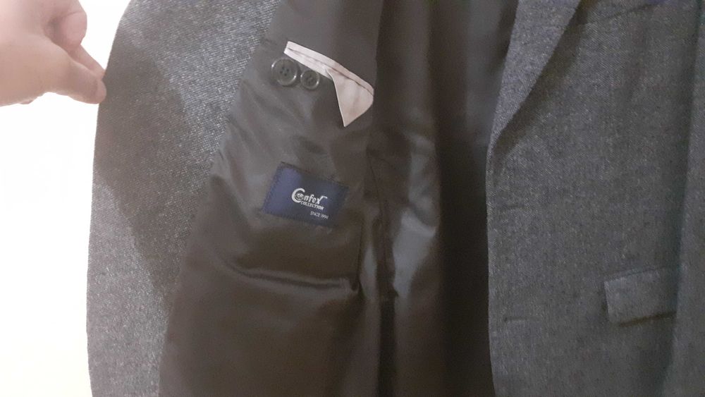 Vind sacou barbatesc, iarna, stofa lina, marime 52, stare perfecta.