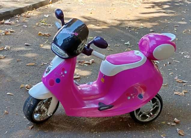 Scuter electric (jucărie) pentru copii cu vârsta între 3 și 6 ani