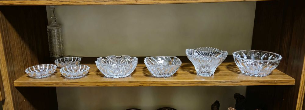 Продаются хрустальные вазы , салатницы , конфетницы , менажницы .