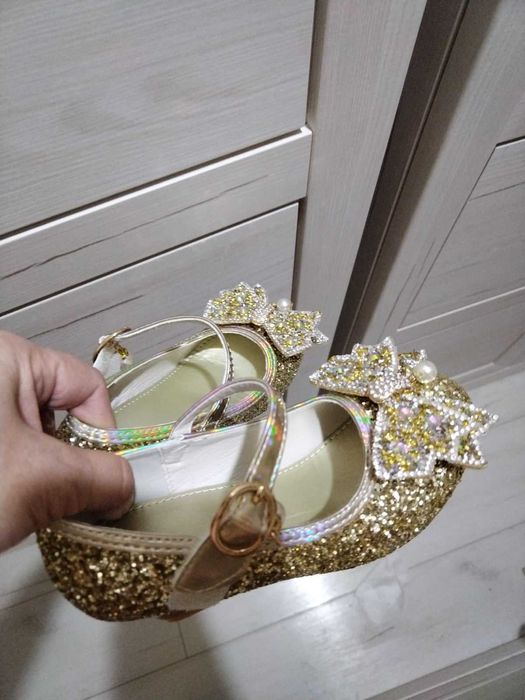 Детски, блестящи обувки с токчета.
