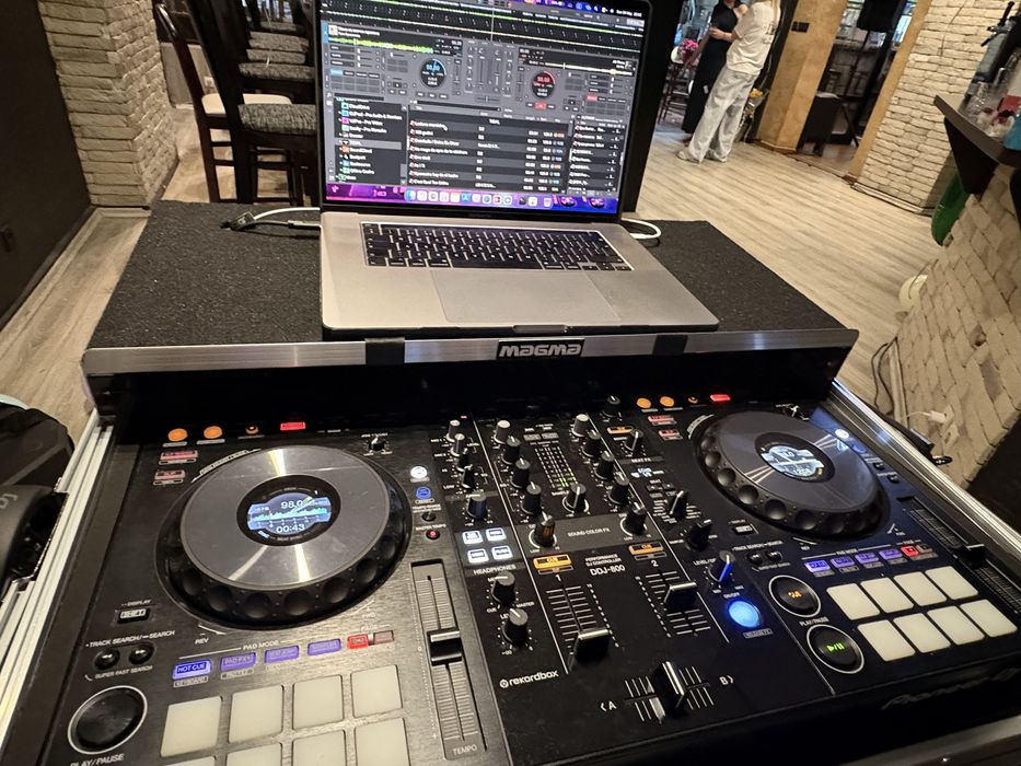 DJ за сватби, рождени дни, балове и частни партита – професионално озвучаване.
