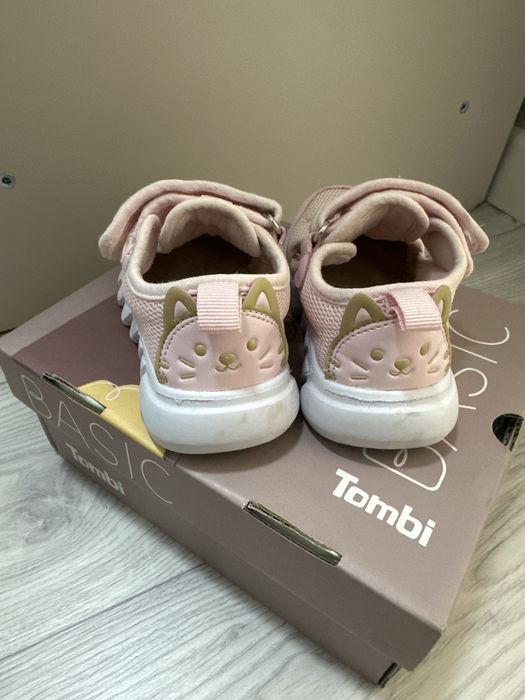 Кроссовки для девочки