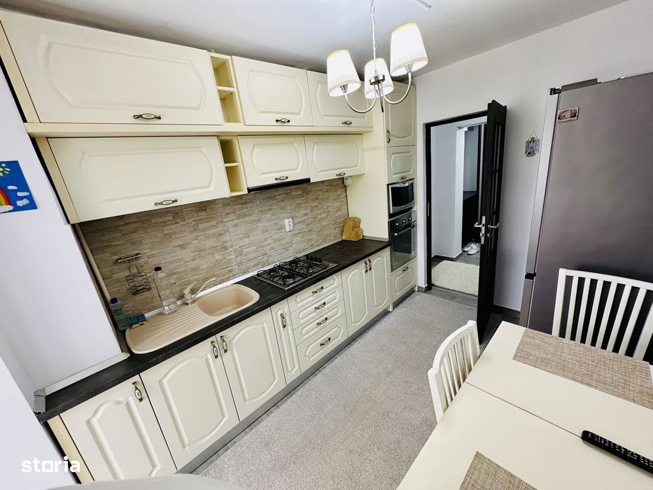 Apartament 3 camere Tg. Cucu-Podu de fier la bulevard