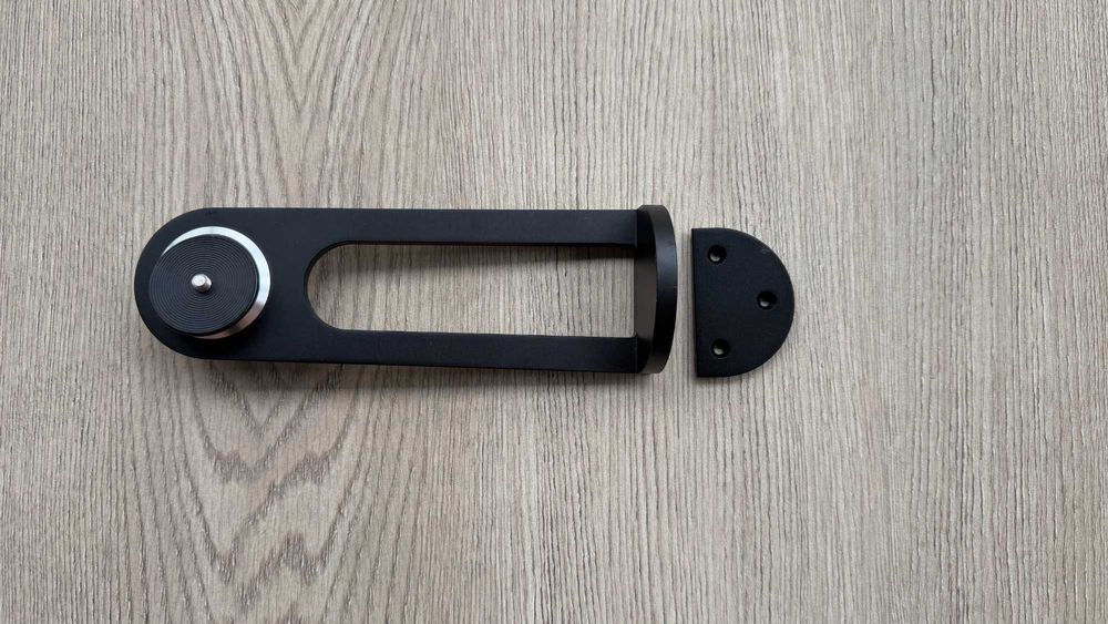 Suport de perete pentru proiector – Reglabil și rezistent