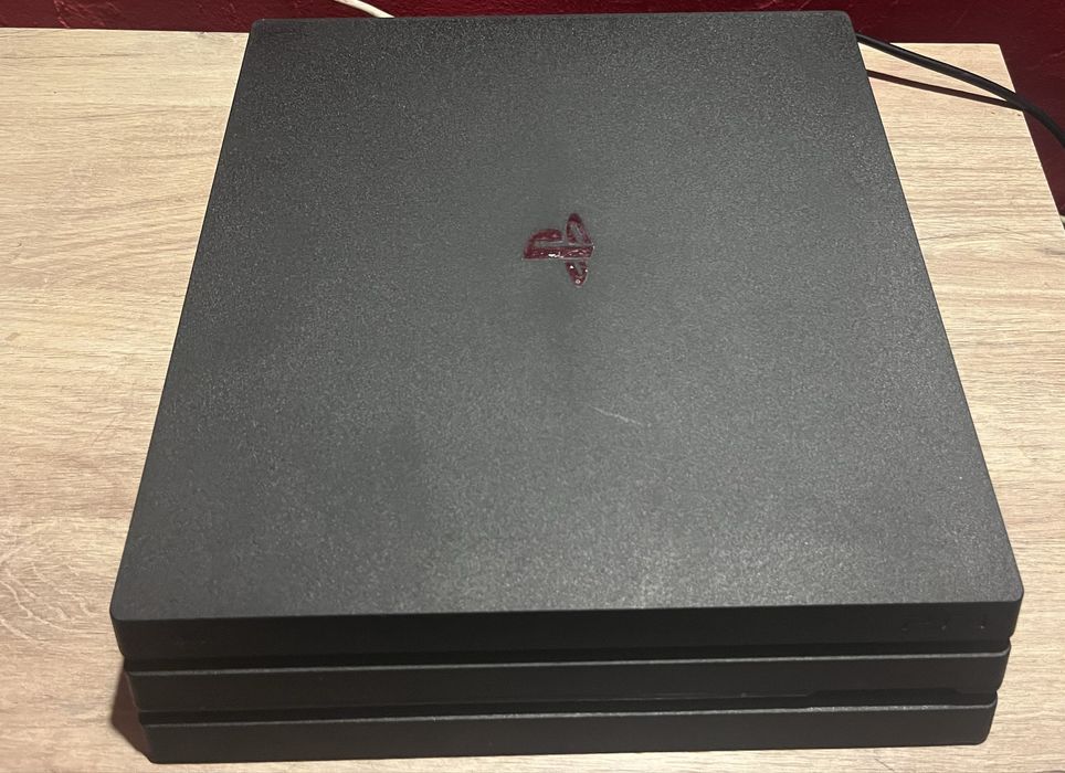 PS4 Pro 1TB – Stare impecabilă, 2 controllere incluse, 900 lei negociabil!