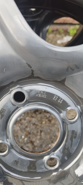 Продавам 4 броя джанти с гуми 16ски за Дачия